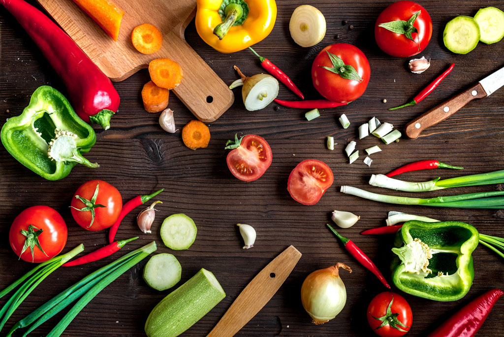 菜板和各種蔬菜